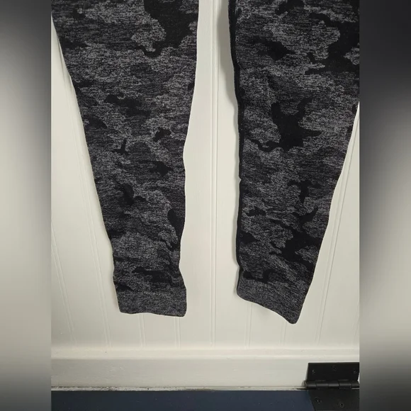 Gymshark Seamless Scrunch Butt Leggings | XS | Gray Camo - Picture 4 of 9